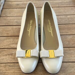 Salvatore Ferragamo Vara Beige Leather Pump 10
